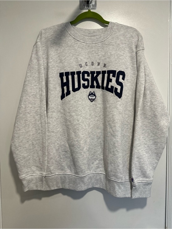 Champion Other - NWOT Champion UCONN Huskies SzL Embroidered logo Spellout Basketball sweatshirt.